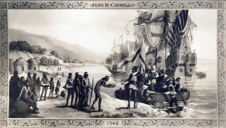 Californie : 1542 Une peinture représentant Juan Rodriguez Cabrillo rencontrant des indigènes sur la côte californienne lors de son expédition.